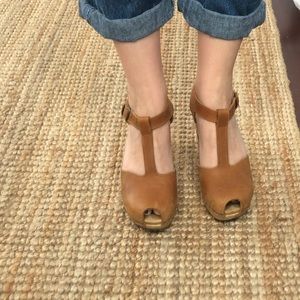 Sven T- Strap Peep Toe Clogs